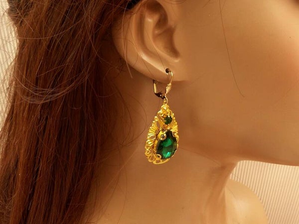 Edle Tropfen Ohrringe mit Glasjuwelen in smagdgrün goldfarbene Ornamente
