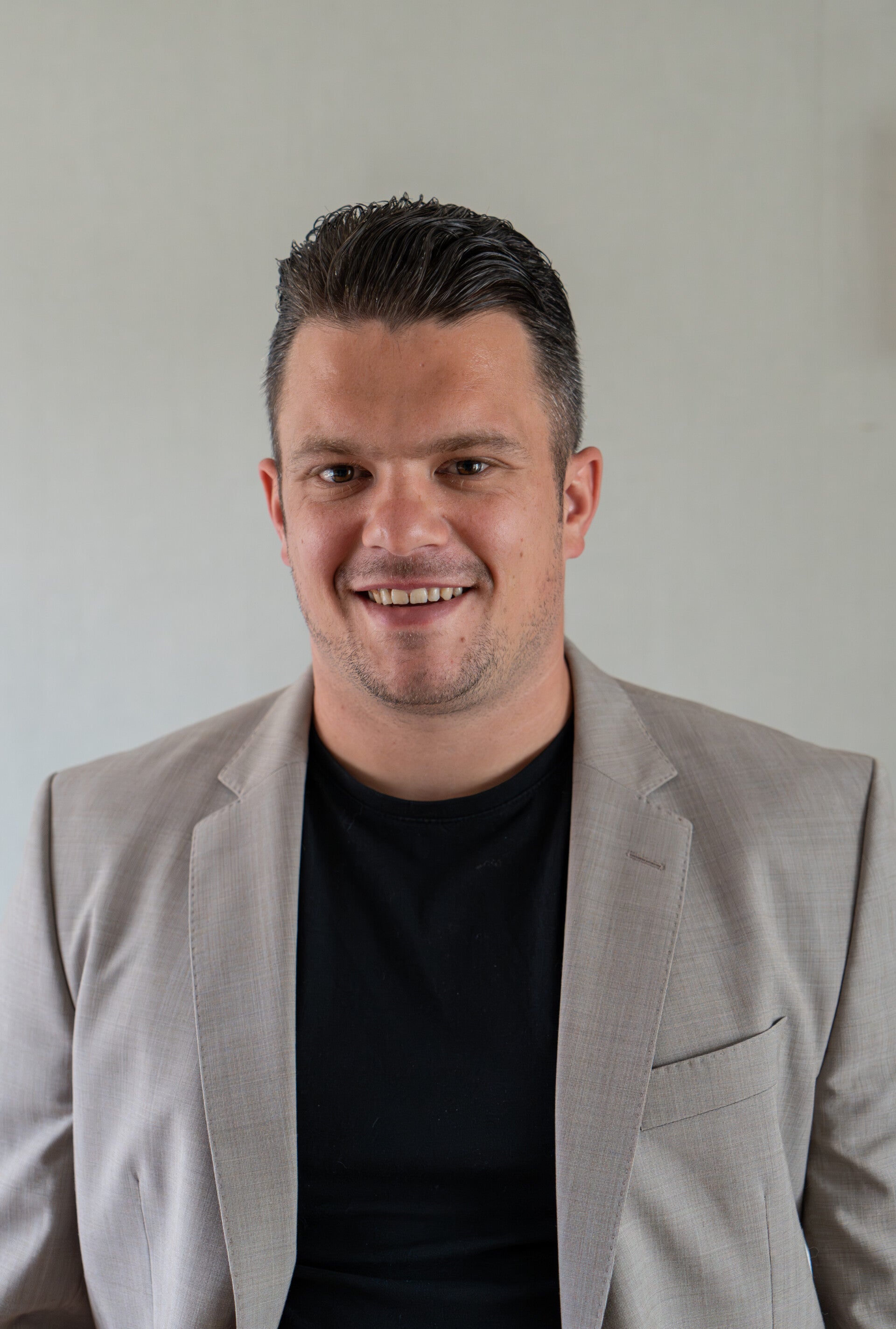 Portret van Giovanni van Grootveld, gecertificeerd NLP-coach, life coach in Middelburg en online, gespecialiseerd in praktische coaching voor mentale helderheid en persoonlijke groei.
