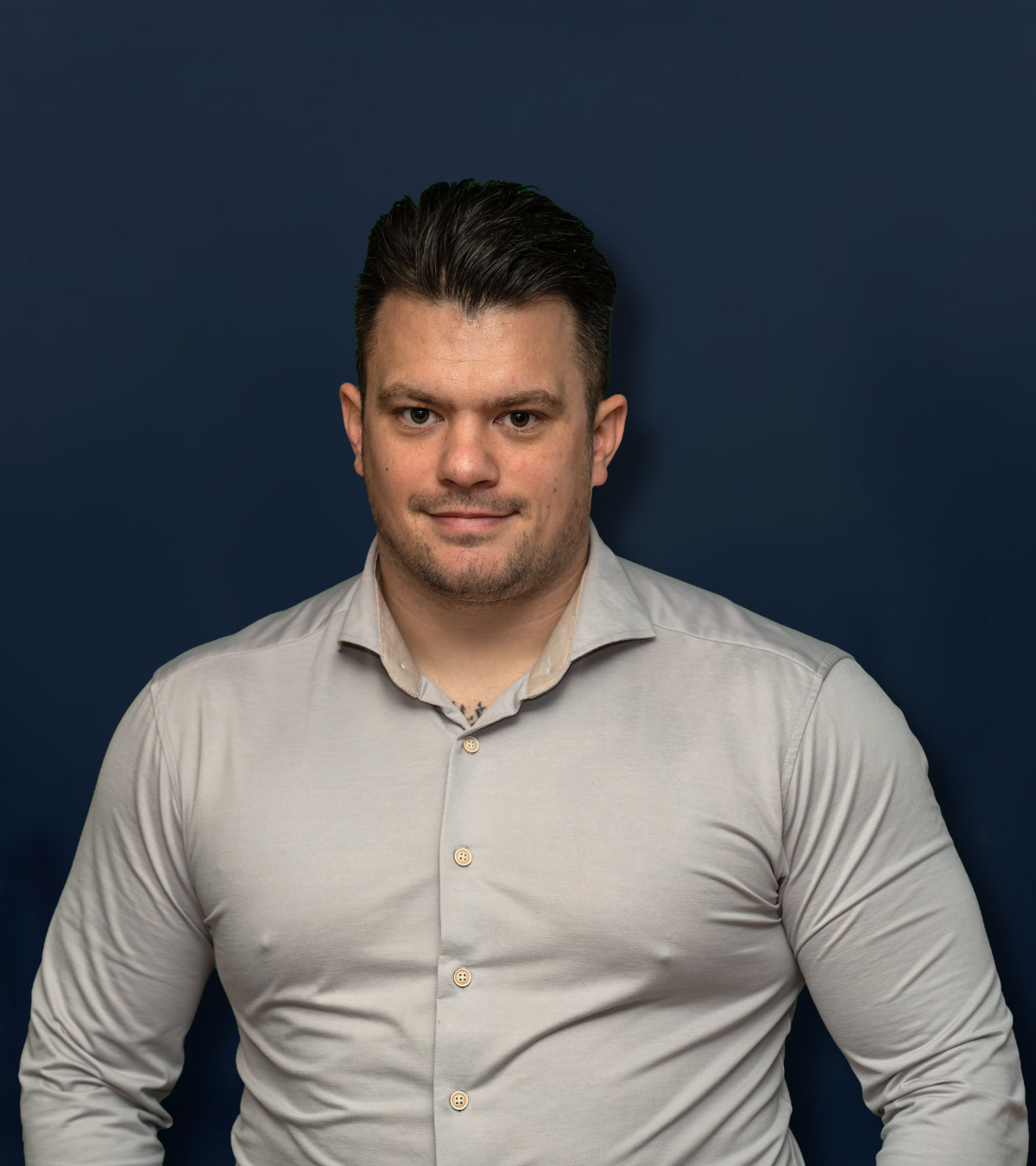 Portret van Giovanni van Grootveld, gecertificeerd NLP-coach, life coach in Middelburg en online, gespecialiseerd in praktische coaching voor mentale helderheid en persoonlijke groei.