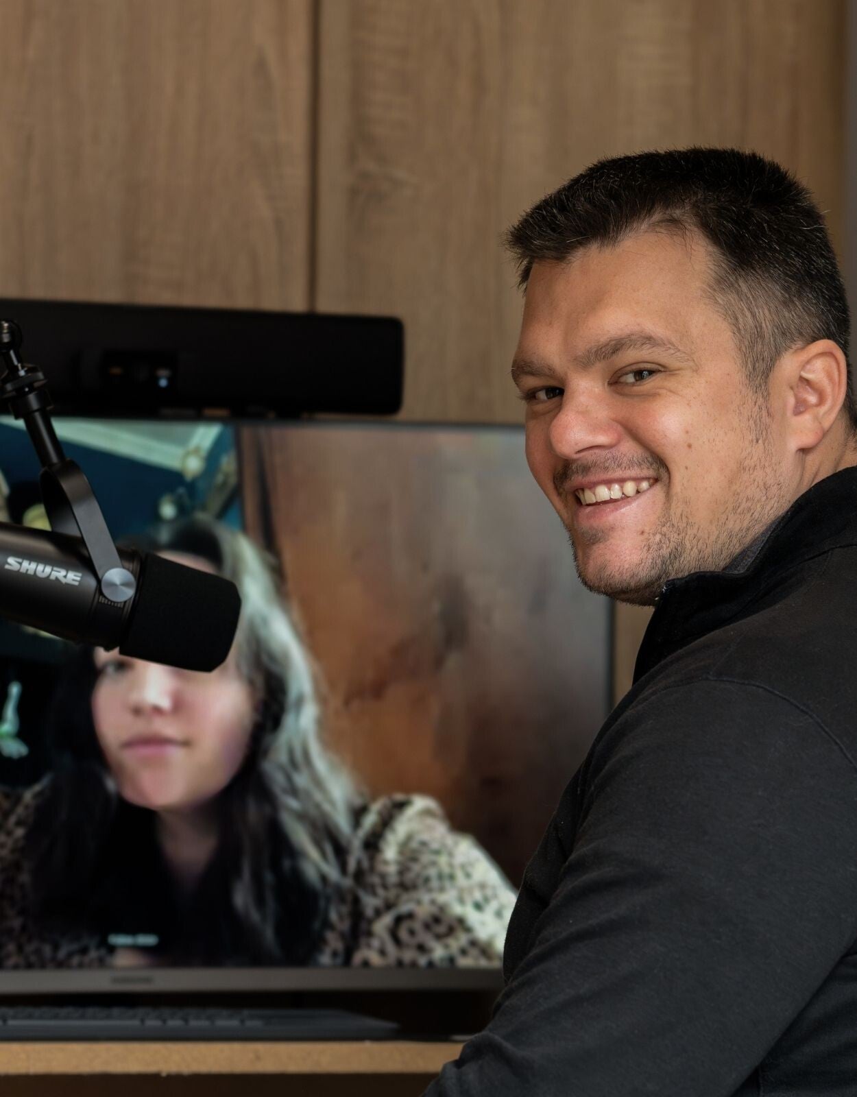 Een coach en cliënt in gesprek tijdens een sessie, zittend in een rustige praktijkruimte — visuele ondersteuning van de persoonlijke, afgestemde aanpak van NLP Coaching bij Coachingspraktijk GROOTVELD in Middelburg of online.