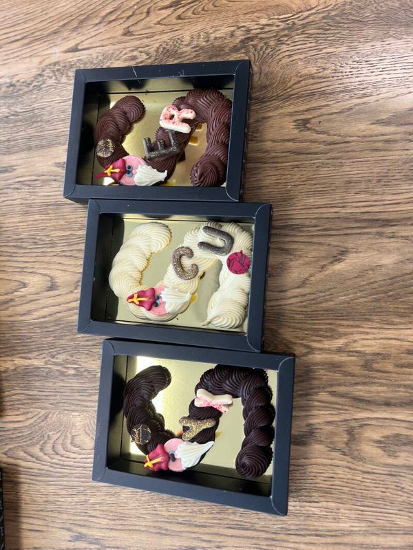 Luchtige  room Chocoladeletters  minimale afname 10 stuks  (KLEIN FORMAAT)