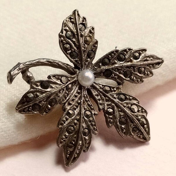 Blad markasiet broche 60s