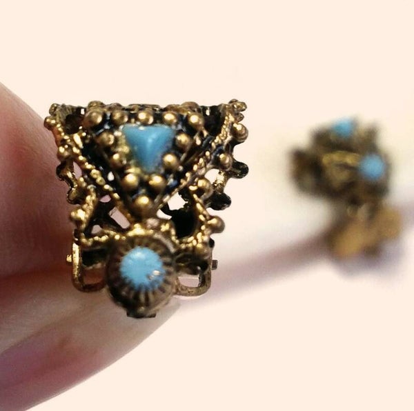 Lichtblauw ornament oorbellen 60s