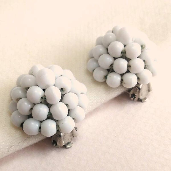 Wit glazen oorbellen 60s