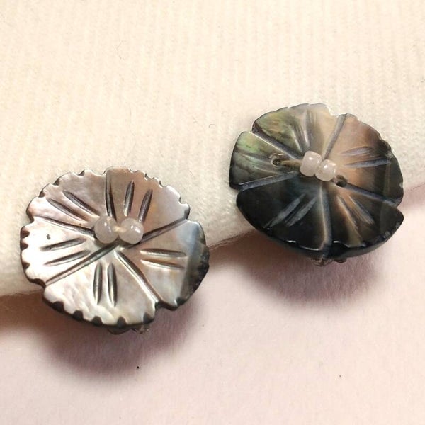 Grijs parelmoer bloem oorbellen 50s