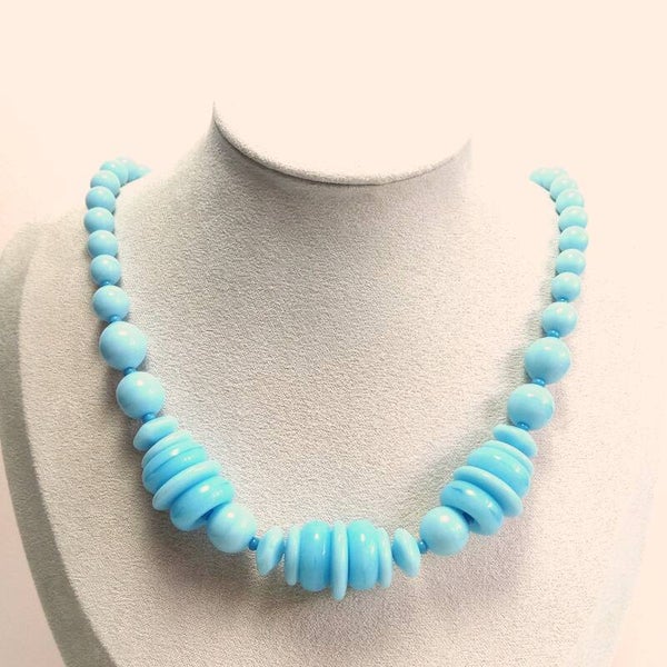 Pastelblauwe glazen ketting 60s