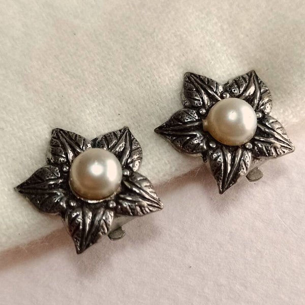 Faux parel bloem oorbellen 60s