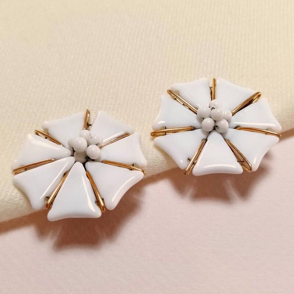 Witte bloem oorbellen 80s