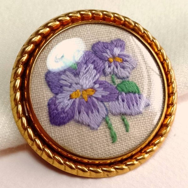 Paarse geborduurde bloemen broche 50s