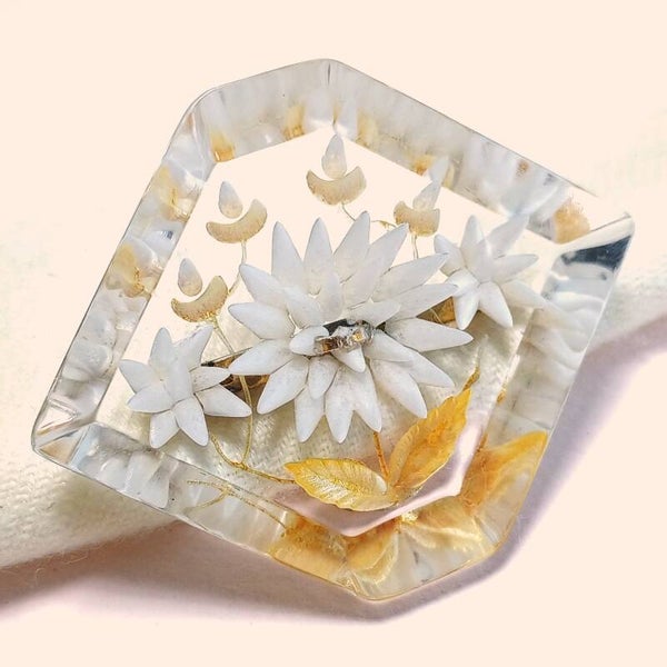 Lucite witte bloemen broche 30s