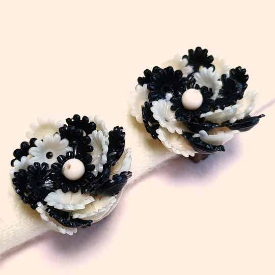 Zwart witte bloemen oorbellen 50s