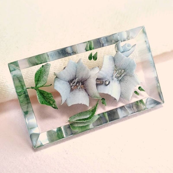 Witte bloemen lucite broche 40s