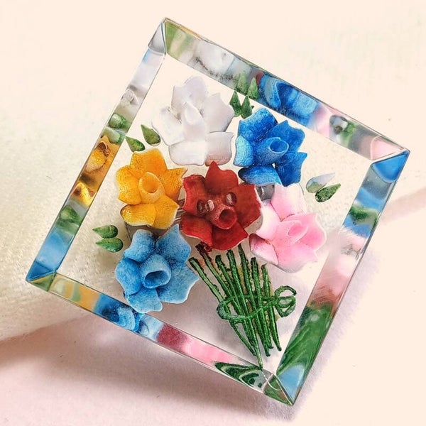 Lucite bonte bloemen broche 40s