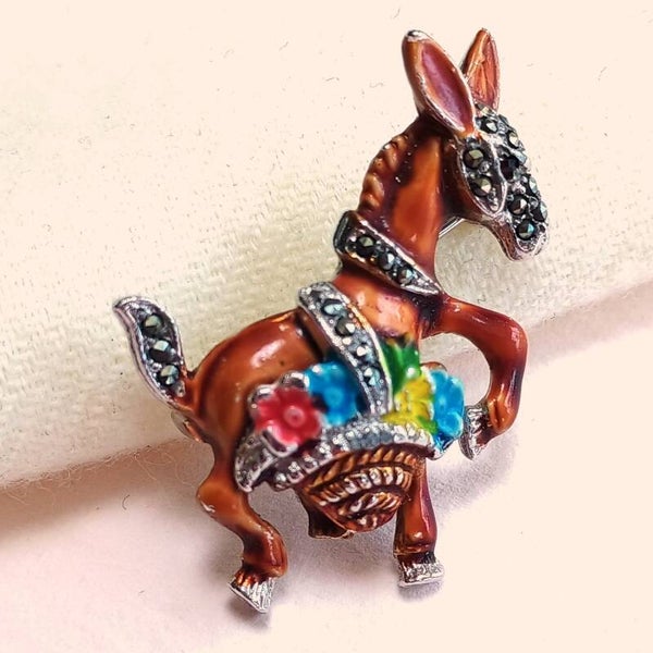 Ezel met bloemenmand broche 60s