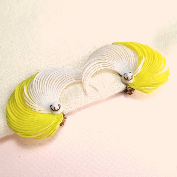 Geel witte kunststof oorbellen 50s