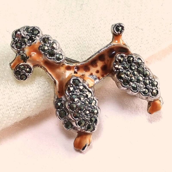 Marcasiet emaille poedel broche 60s