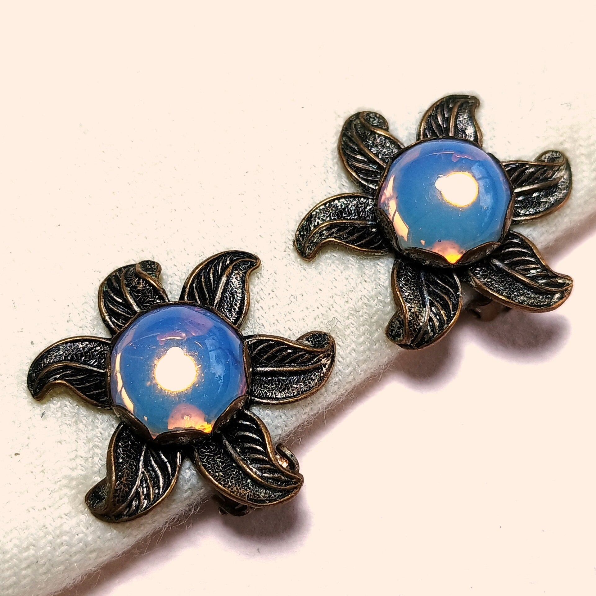 Opaliet bloemen oorbellen 70s