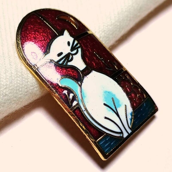 Poes in venster broche 70s