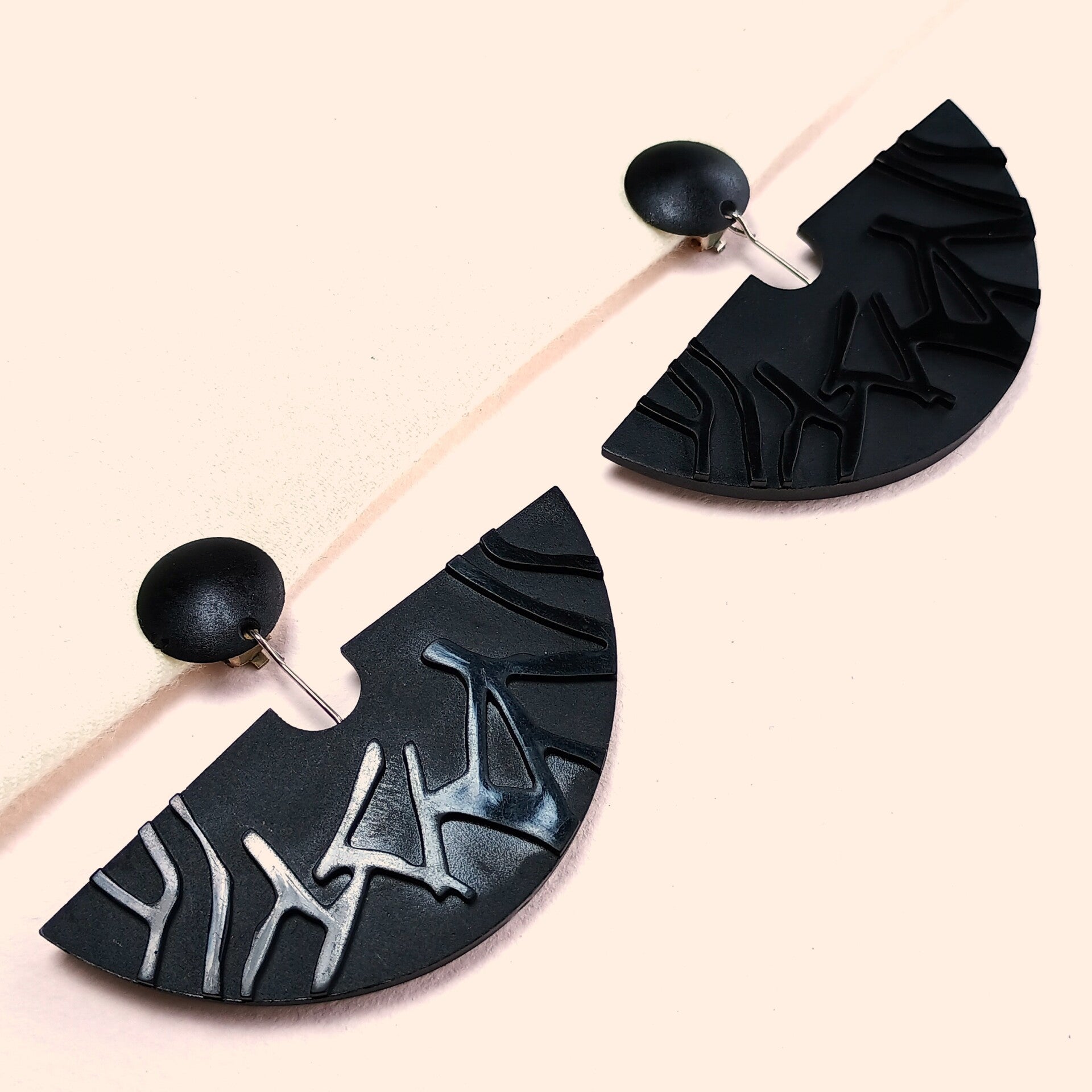 Buch + Deichmann zwarte oorbellen 80s