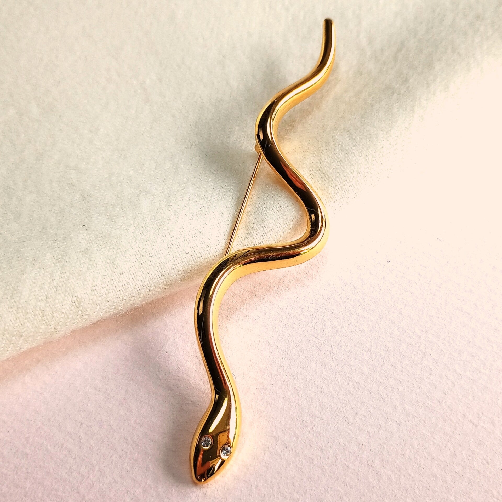 Slingerende goudkleurige slang broche 90s