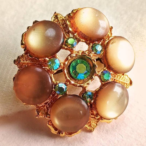 Vergulde cabochon broche 60s