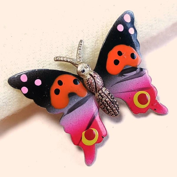 Handbeschilderde vlinder broche 60s