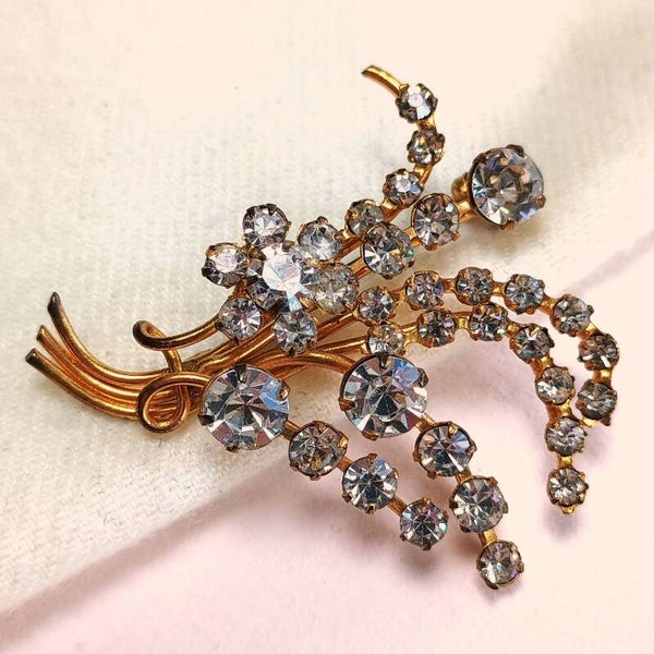 Goudkleurige takjes strass broche 60s