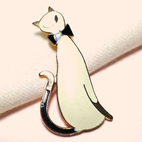 Witte kat cloisonné broche 80s