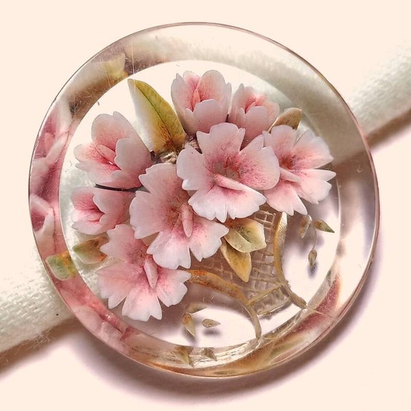 Roze bloemen boeket lucite broche 40s