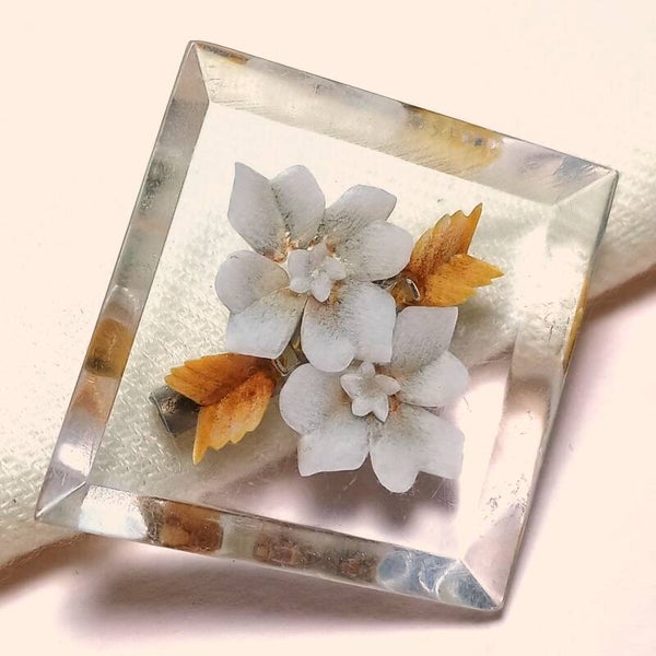 Twee witte bloemen lucite broche 40s