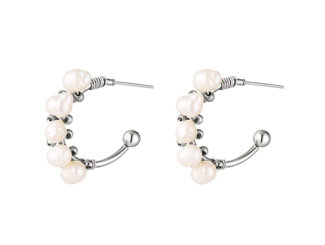 Halfronde hoepel parel oorbellen