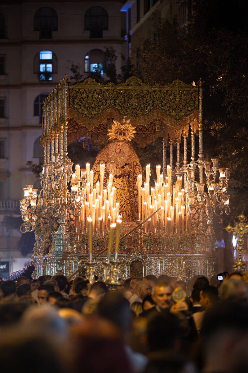 SIN TITULO (trono de frente con gente delante) Jesús Palacios Gálvez Instagram: j16palacios