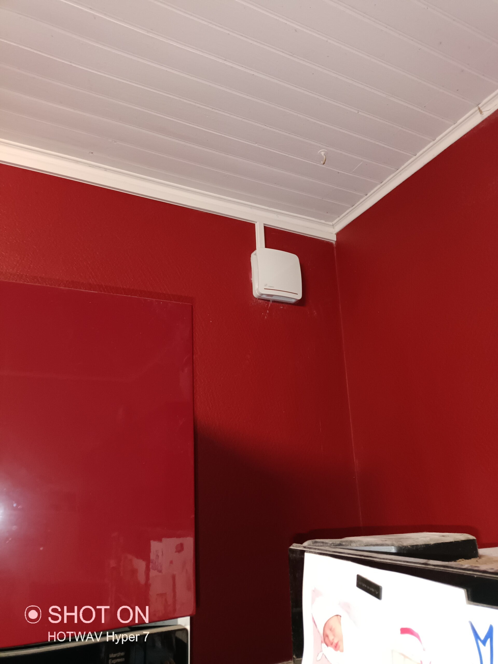 Extracteur d'air sur un mur en moellon de 50