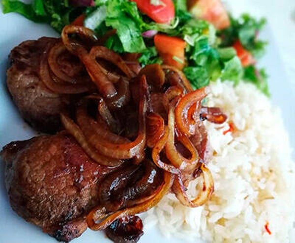 bistec encebollado