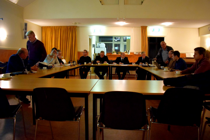 De bouwcommissie aan het vergaderen