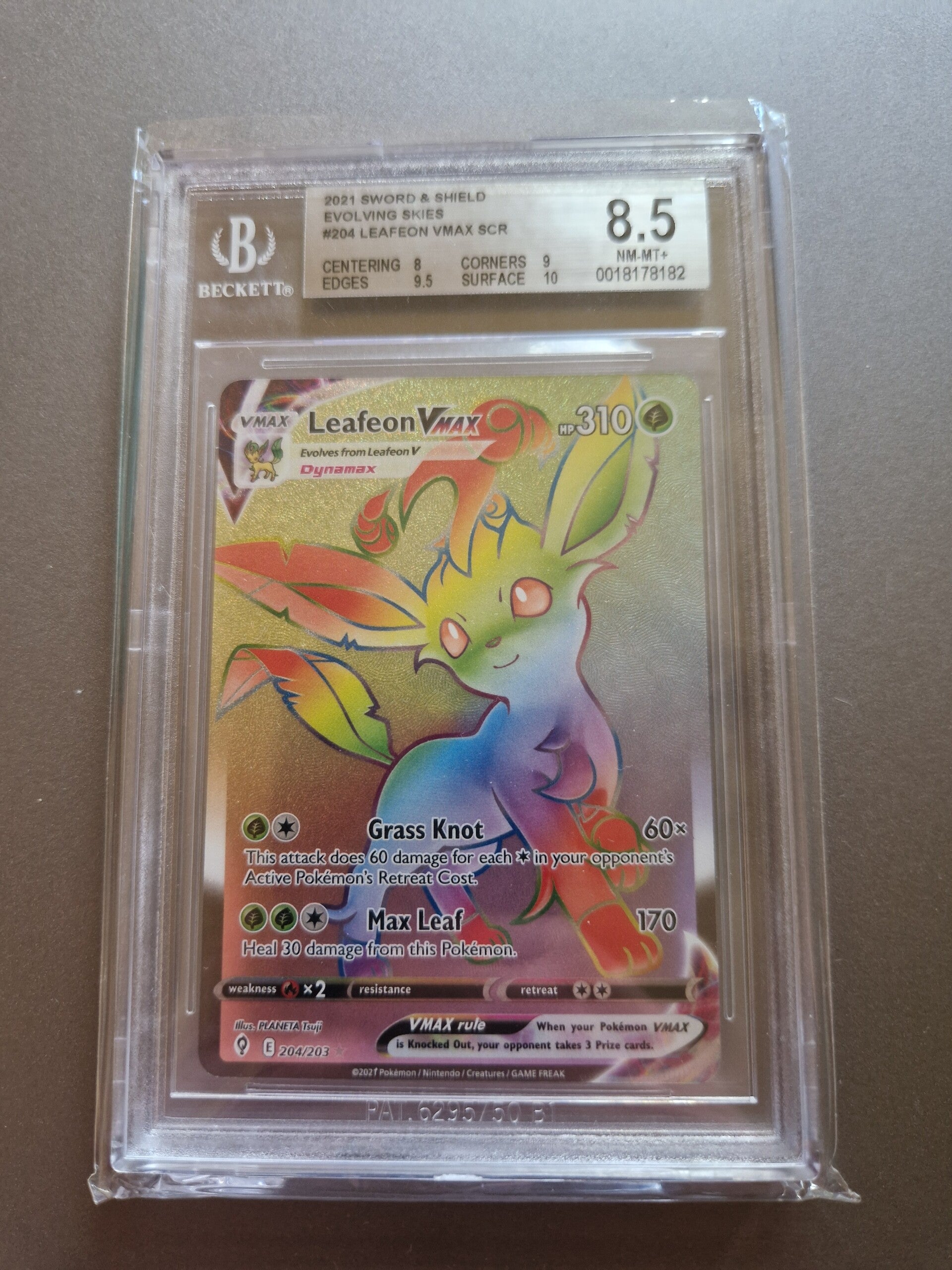 Leafeon VMAX 204/203 Rainbow Beckett 8.5