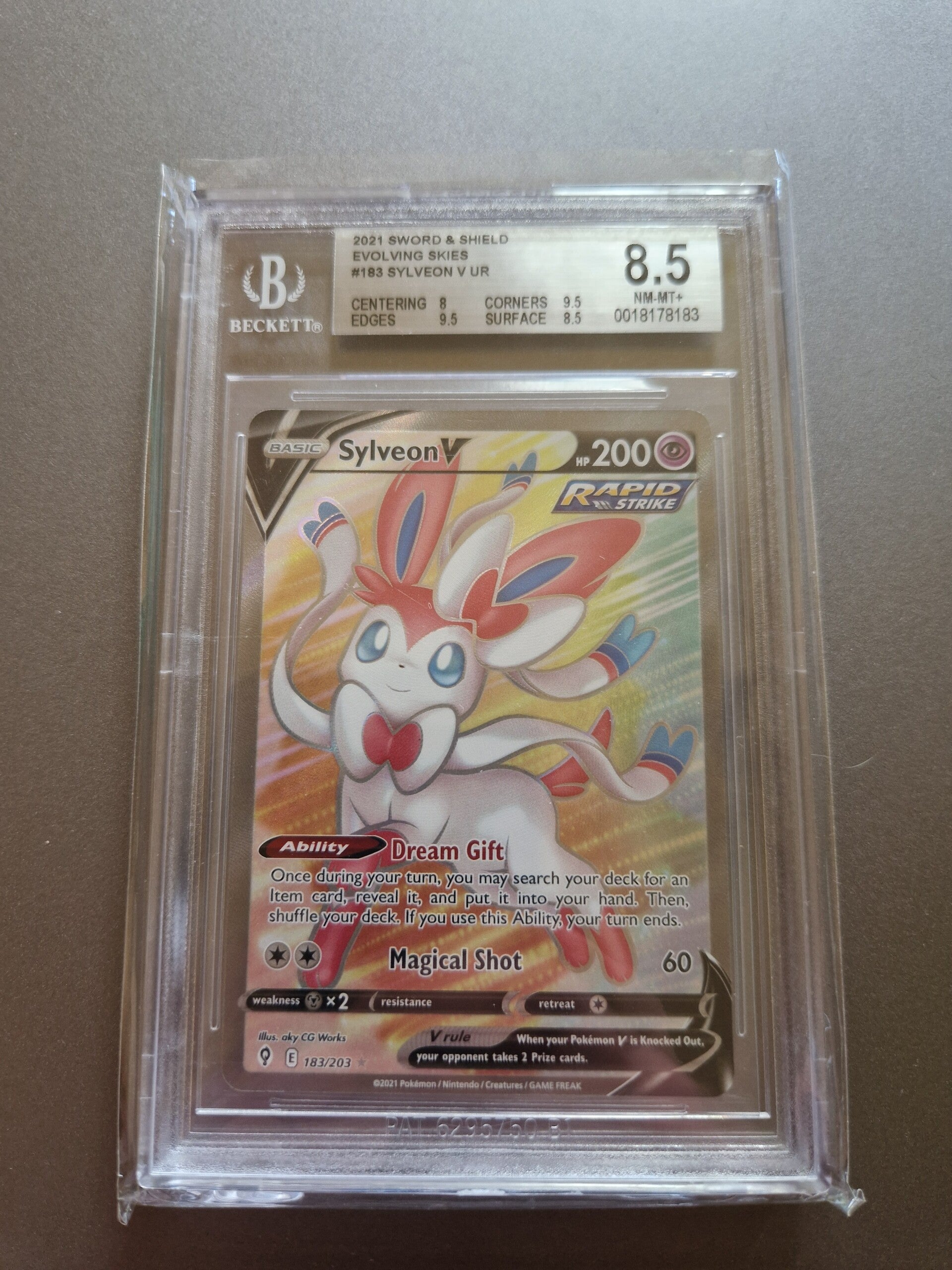 Sylveon V 183/203 Beckett 8.5 Evolving Skies