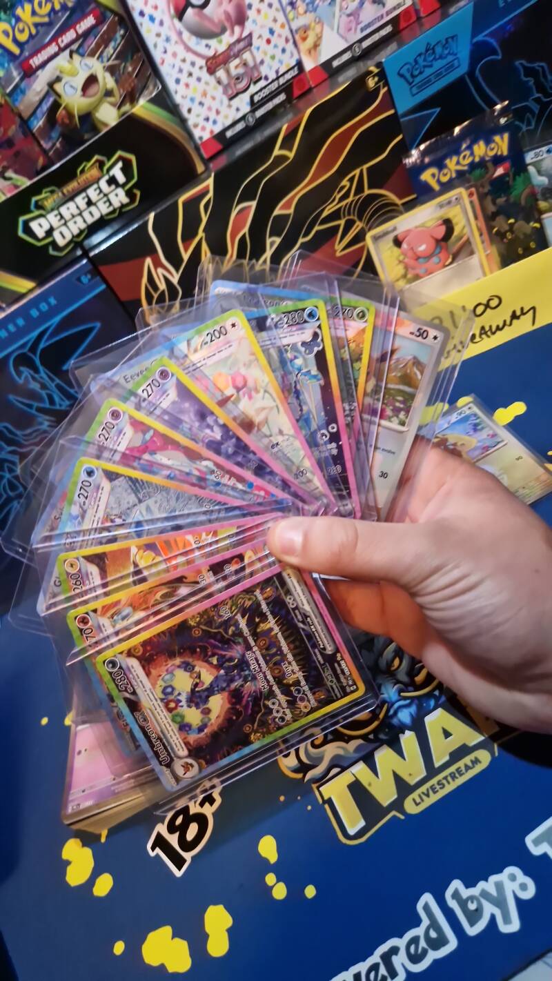 Prismatic Evolutions godpack gepulled door tcgtwan.nl
