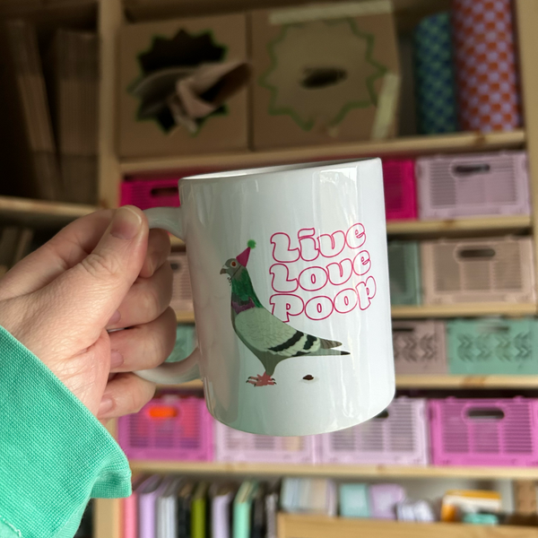 Kneusje: Mok Live Love Poop