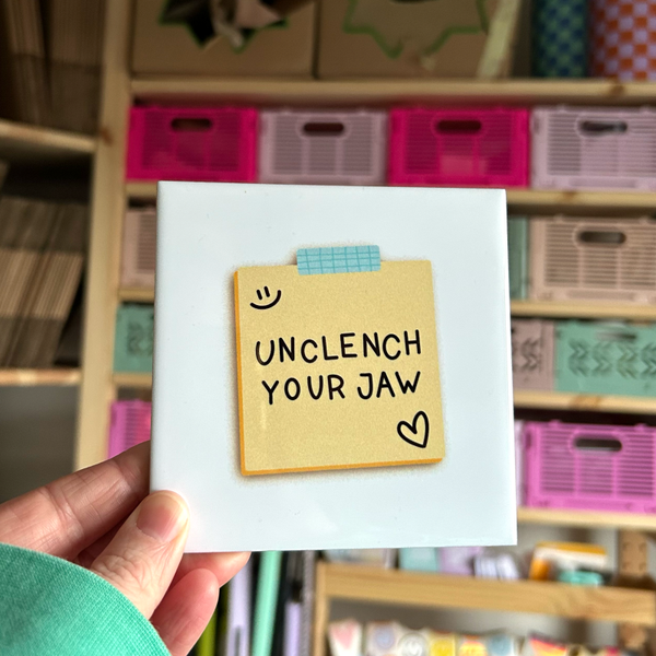 Kneusje Tegel - Unclench your jaw