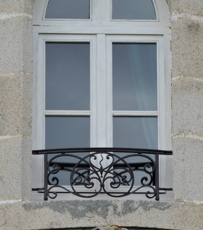 Garde-corps de style château avec décor en fer forgé