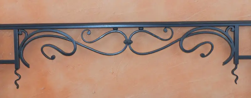 Barre d’appui de fenêtre modèle Valentina en fer forgé noir avec volutes