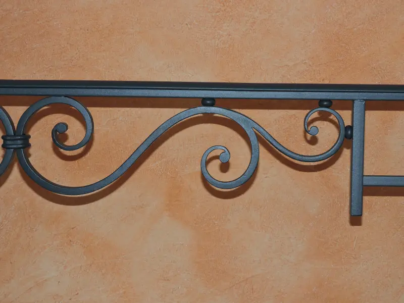 Détail des volutes du garde-corps de fenêtre Diana en fer forgé thermolaqué.