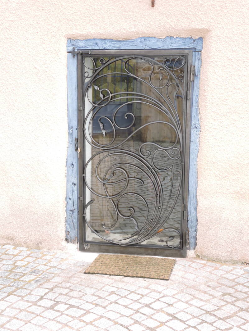 Porte-vitrée-avec-grille-fer-forgé