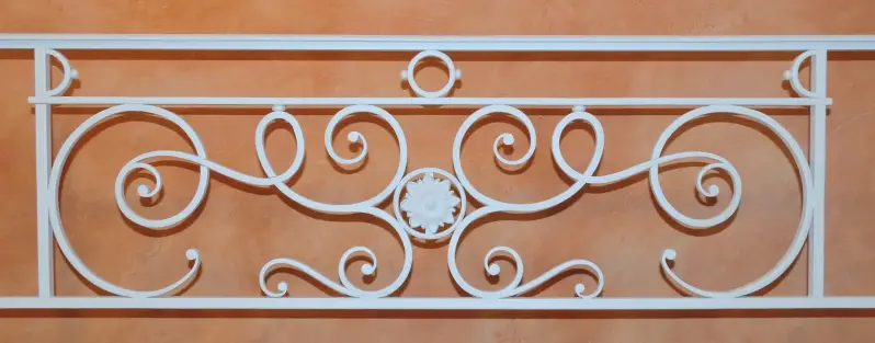 Garde-corps de fenêtre Châtillon en fer forgé thermolaqué avec volutes et rosace centrale