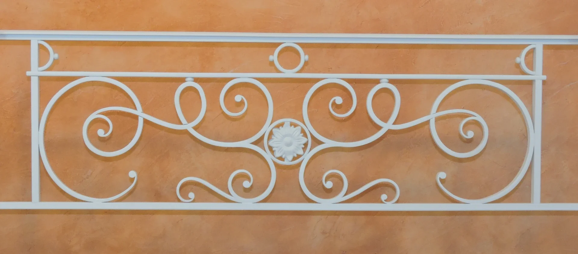 Garde-corps de fenêtre en fer forgé sur mesure – réalisation artisanale haut de gamme