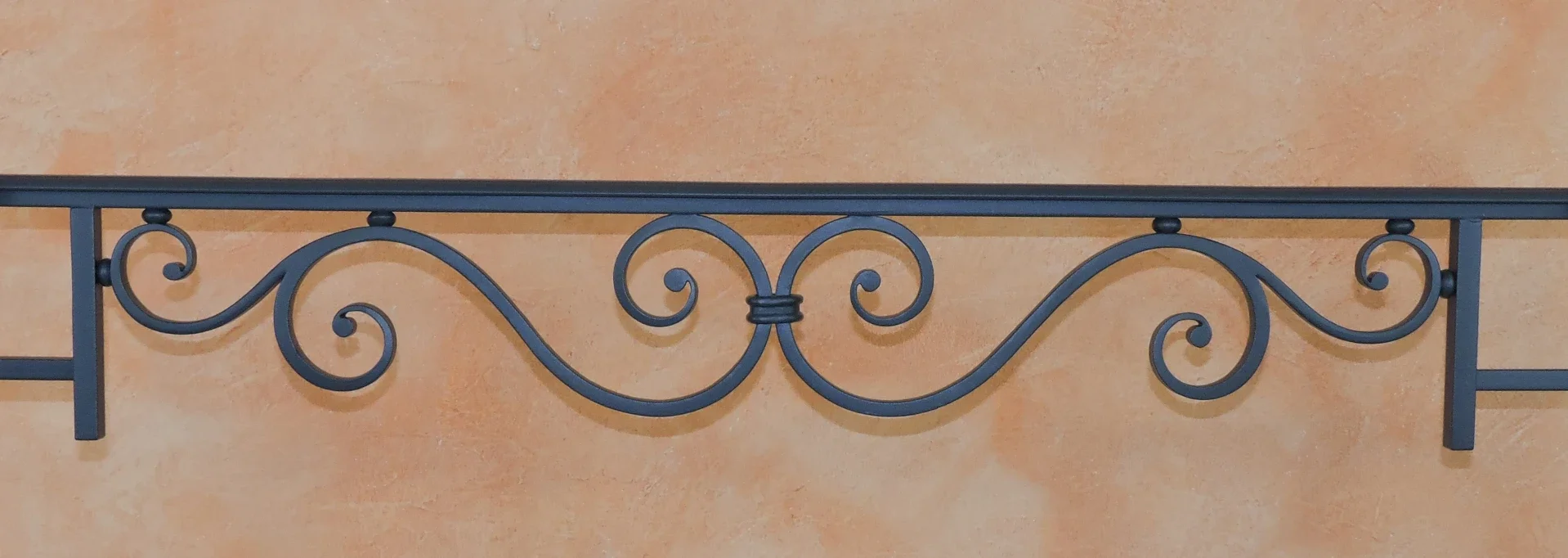 Garde-corps de fenêtre Diana en fer forgé thermolaqué avec volutes symétriques.