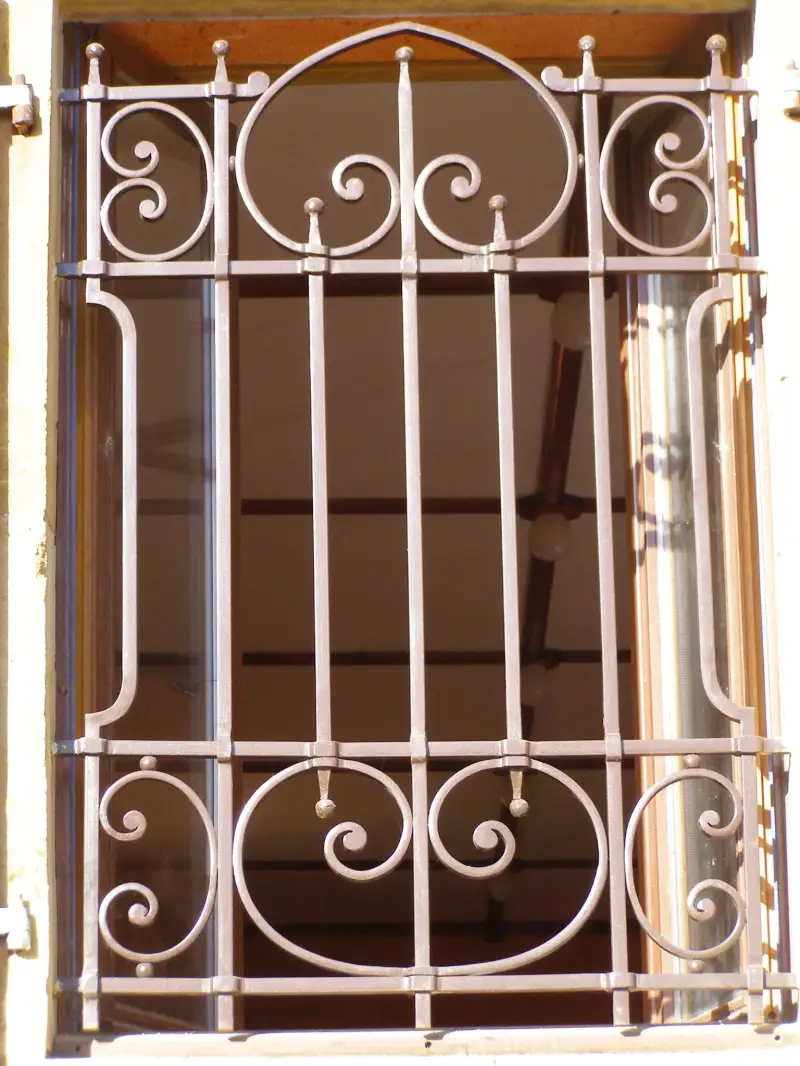 Grille de fenêtre Andora en fer forgé avec volutes artisanales