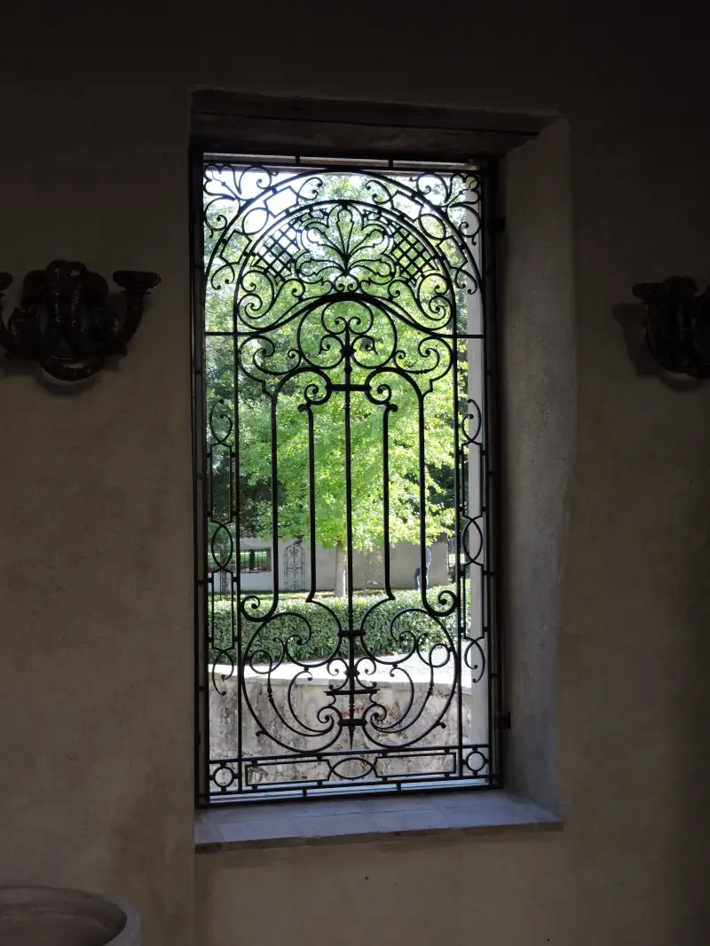 Grille de fenêtre Roma en fer forgé avec motifs ouvragés et volutes stylisées