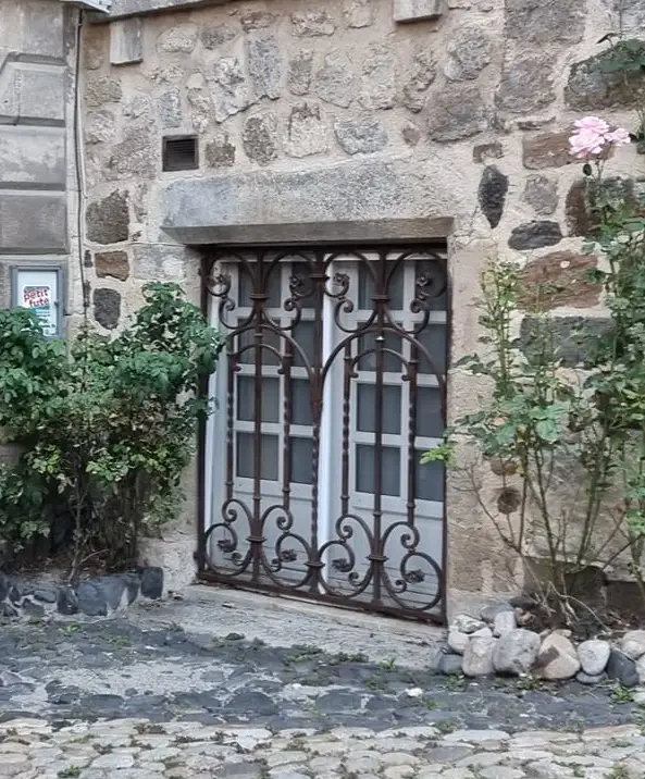 Grille de fenêtre Vérone en fer forgé, style Renaissance avec grandes volutes et motifs décoratifs